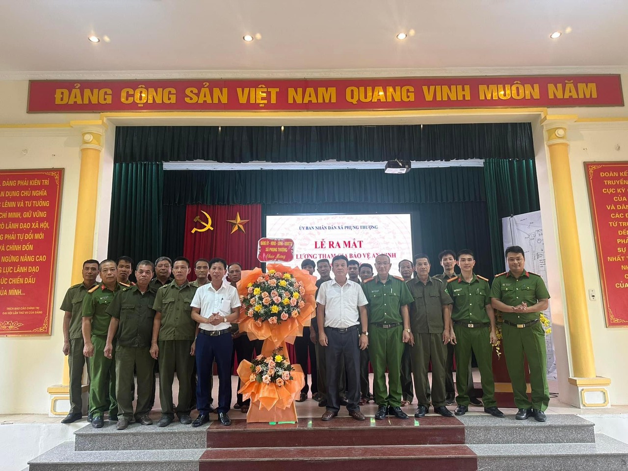 LỄ RA MẮT LỰC LƯỢNG THAM GIA BẢO VỆ AN NINH TRẬT TỰ CƠ SỞ