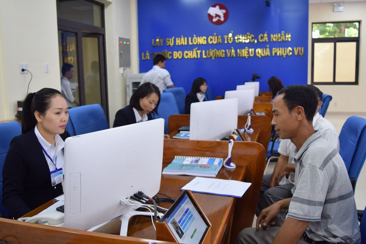 Chuyển 100% biên chế cấp huyện để bố trí biên chế cấp xã; có thể tăng cường cán bộ, công chức, viên chức cấp tỉnh về cấp xã.